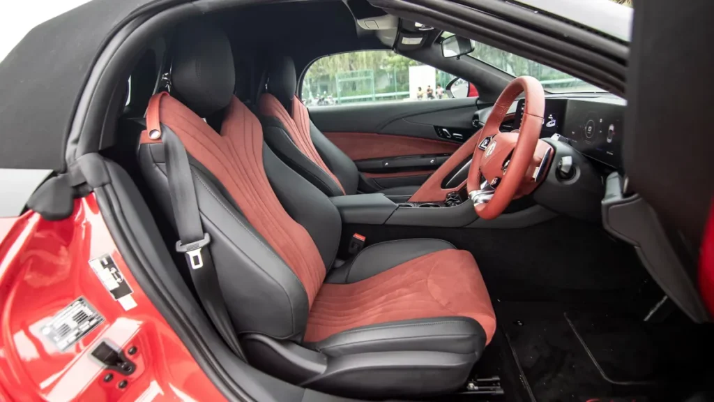 mgcybersterinteriorfrontrowseats